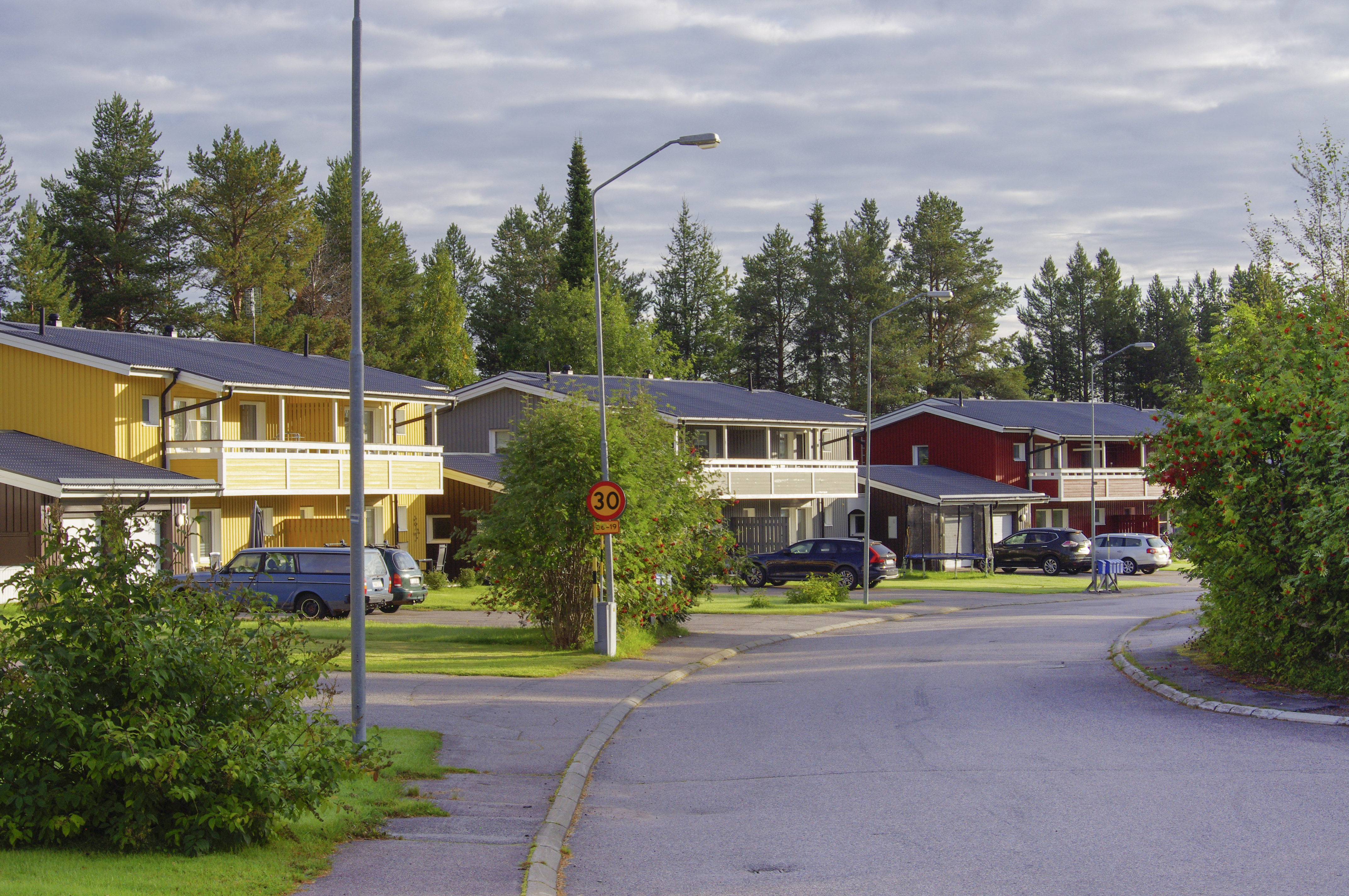 Vy över väg med radhus