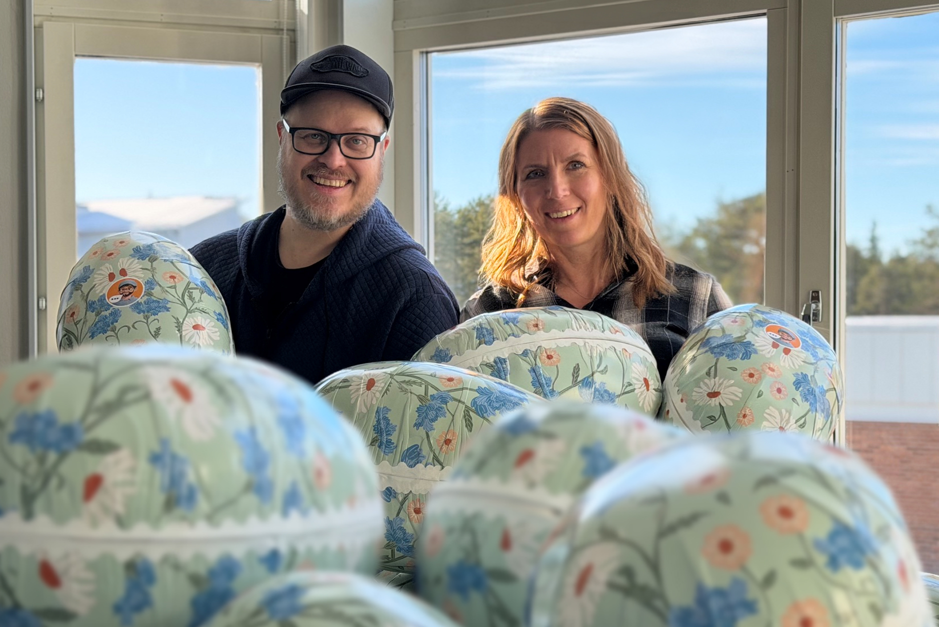 Richard och Hanna med 10st påskägg